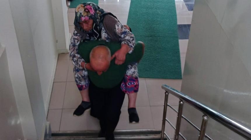 Nüfus müdürlüğü memuru, yaşlı kadını 1. kattaki müdürlük ofisine sırtında taşıdı