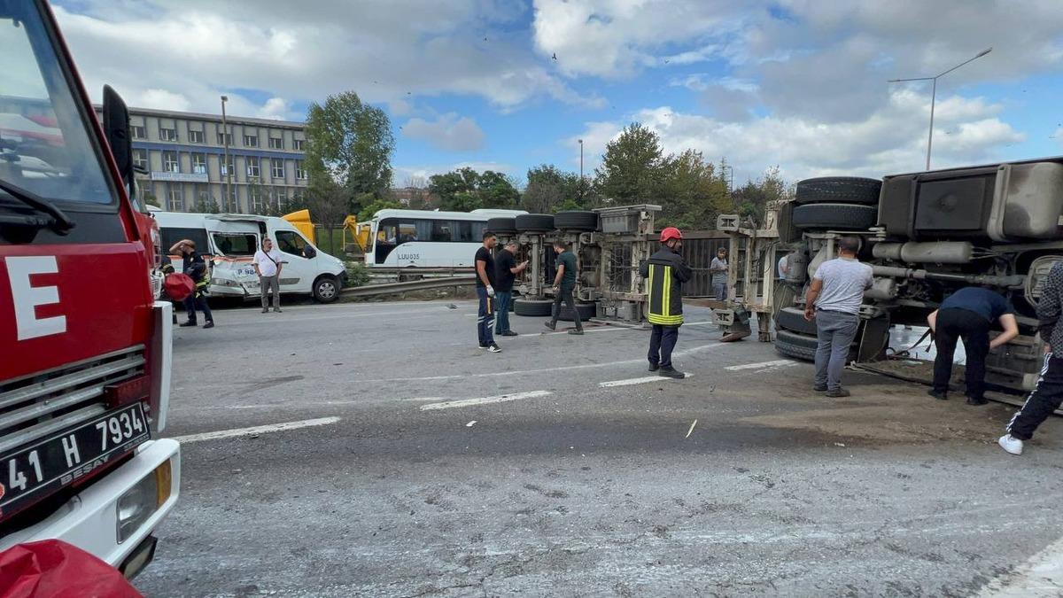 Kocaeli'de minib&uuml;sle &ccedil;arpışan tır devrildi, D-100'&uuml;n Ankara istikameti ulaşıma kapandı