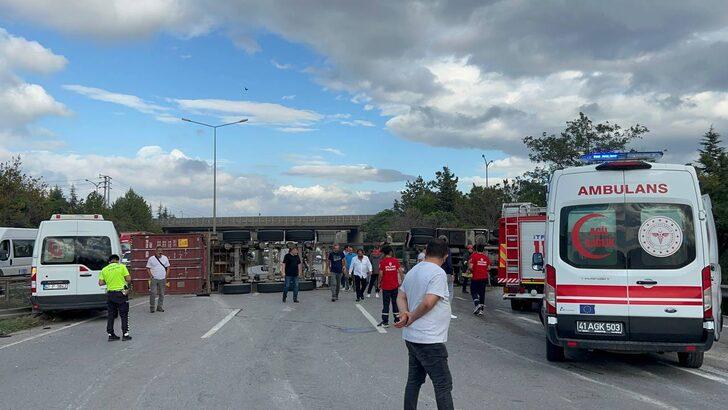 GÜNCELLEME - Kocaeli'de devrilen tır nedeniyle kapanan D-100 kara yolu ulaşım açıldı G2