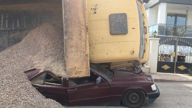 Sivas'ta üzerine mıcır yüklü kamyon devrilen otomobil kullanılamaz hale geldi G2