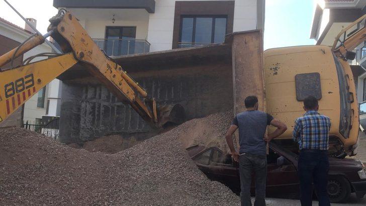 Sivas'ta üzerine mıcır yüklü kamyon devrilen otomobil kullanılamaz hale geldi G4