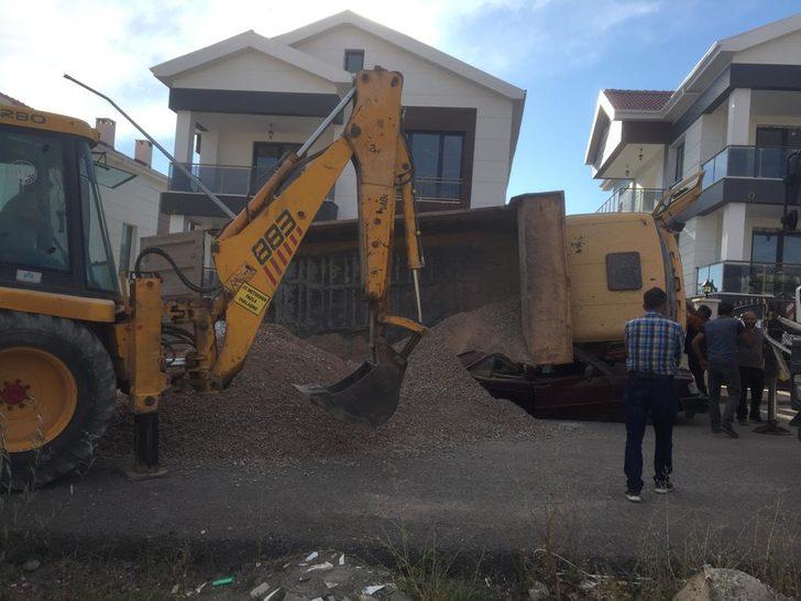 Sivas'ta üzerine mıcır yüklü kamyon devrilen otomobil kullanılamaz hale geldi G5