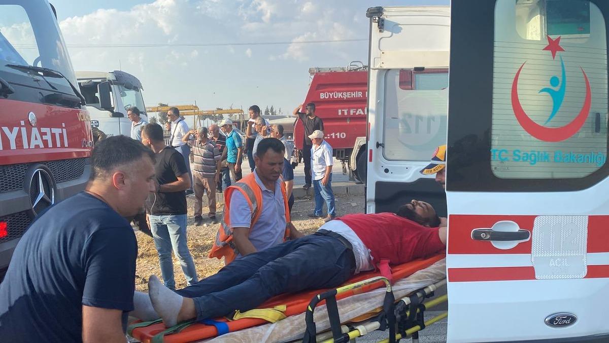 Adana&rsquo;da 2 tır, 3 otomobil ve bir trakt&ouml;r&uuml;n karıştığı kazada 3 kişi yaralandı