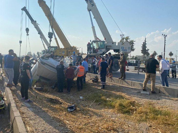 Adana’da 2 tır, 3 otomobil ve bir traktörün karıştığı kazada 3 kişi yaralandı G4