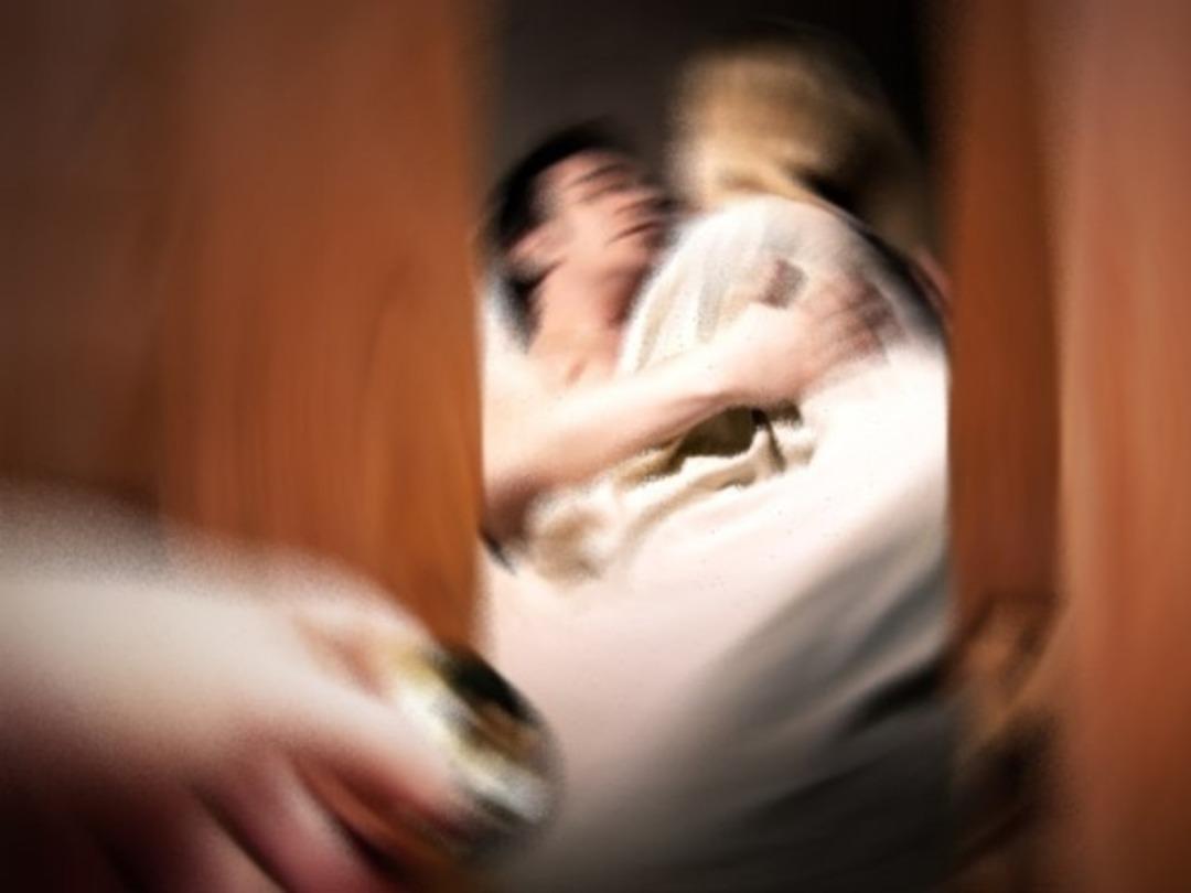 Yan odadan gelen seslere uyandı! Karısıyla kardeşini aynı yatakta yakaladı