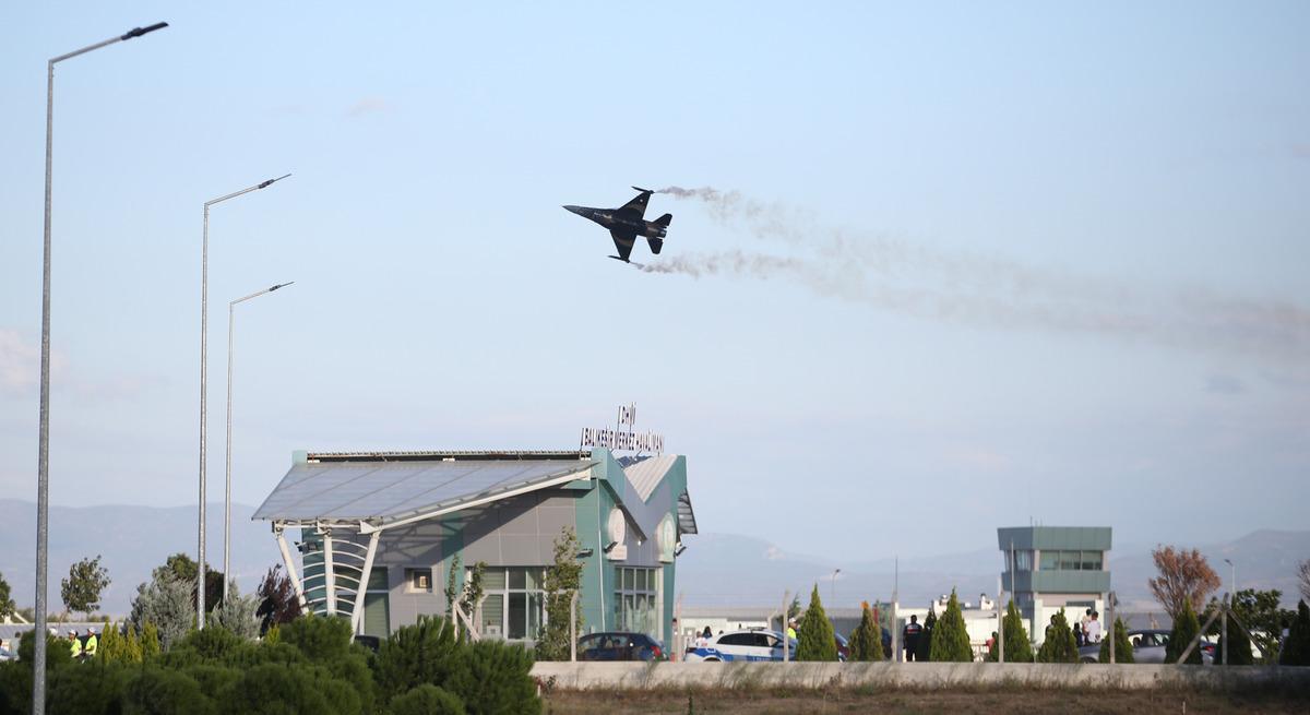 SOLOT&Uuml;RK Balıkesir'de g&ouml;steri u&ccedil;uşu yaptı