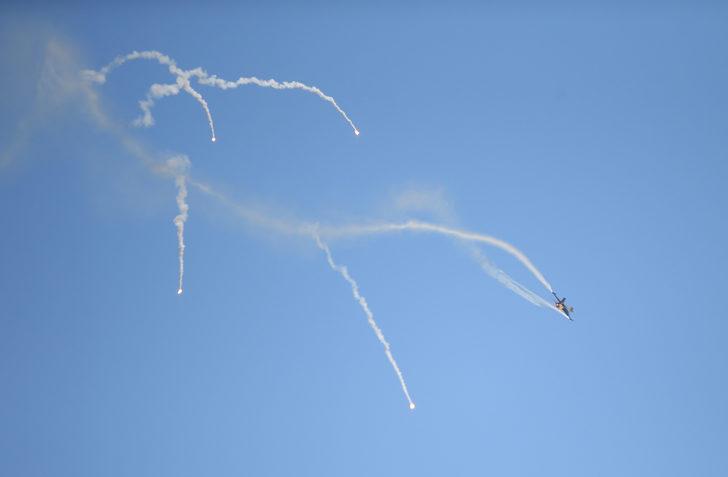 SOLOTÜRK Balıkesir'de gösteri uçuşu yaptı G4