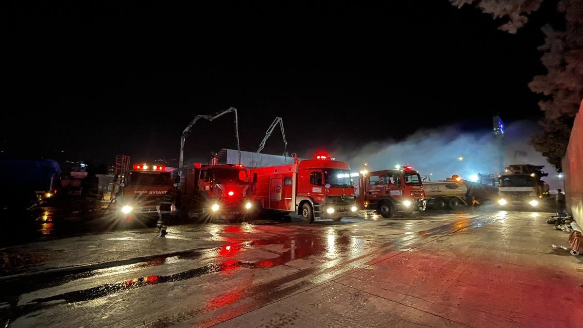 G&Uuml;NCELLEME - Kahramanmaraş'ta atık kağıt toplama alanında yangın &ccedil;ıktı