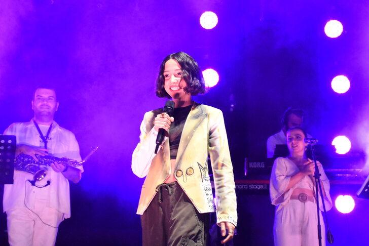 Bilecik'in kurtuluşunun 100. yılı etkinliklerinde şarkıcı Zeynep Bastık konser verdi G3