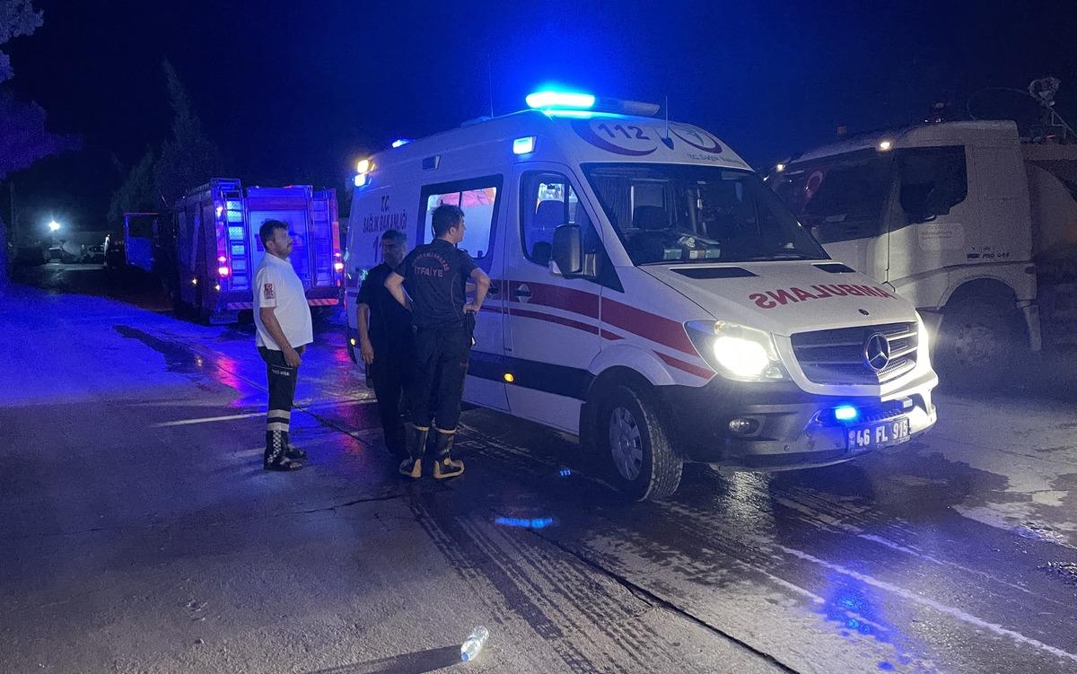 G&Uuml;NCELLEME 2 - Kahramanmaraş'ta atık kağıt toplama alanında &ccedil;ıkan yangın kontrol altına alındı