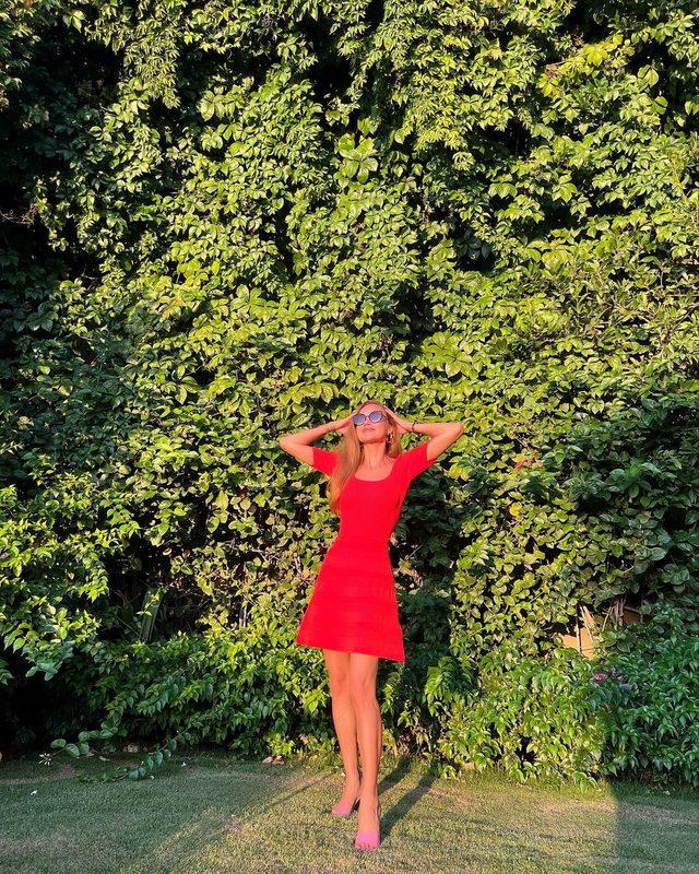 Ebru Şallı kırmızı mini elbisesiyle beğeni topladı! 