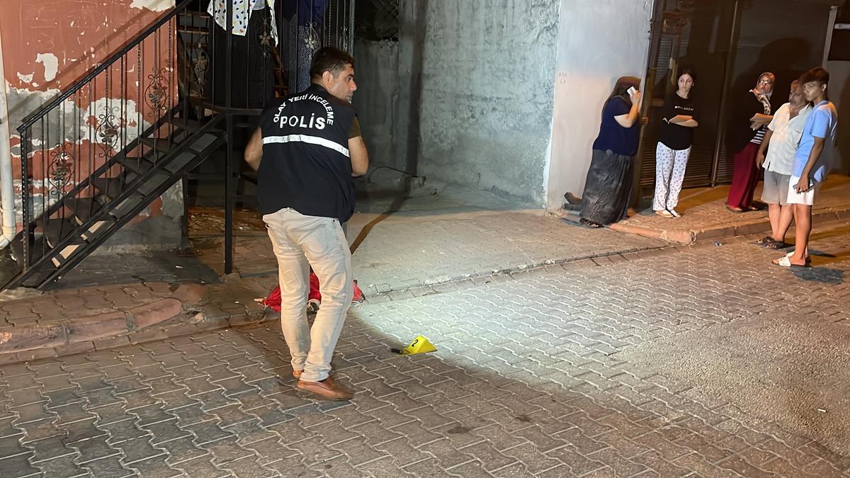 Adana'da 17 yaşındaki kızın kolu ve omzuna sa&ccedil;ma isabet etti