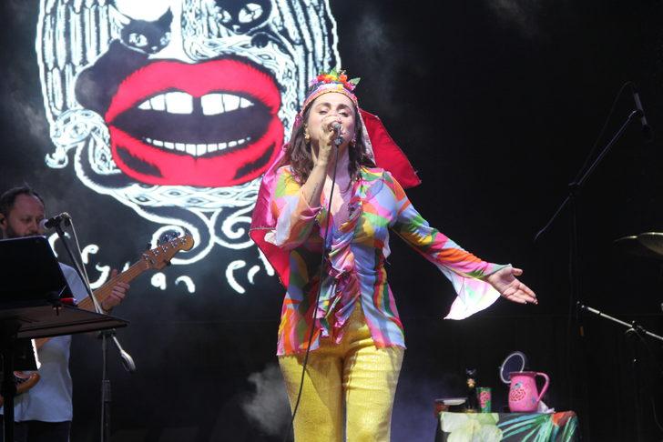 Söke'nin kurtuluşunun yıl dönümünde şarkıcı Ceylan Ertem sahne aldı G1