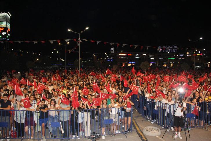 Söke'nin kurtuluşunun yıl dönümünde şarkıcı Ceylan Ertem sahne aldı G2