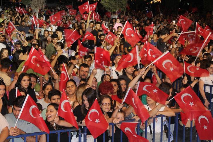 Söke'nin kurtuluşunun yıl dönümünde şarkıcı Ceylan Ertem sahne aldı G3