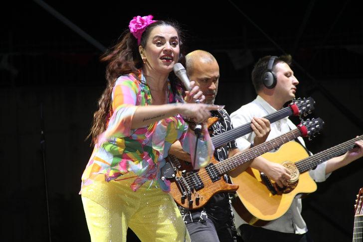 Söke'nin kurtuluşunun yıl dönümünde şarkıcı Ceylan Ertem sahne aldı G4