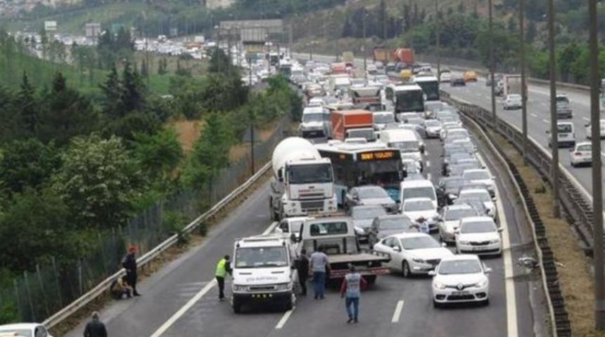 TEM'de zincirleme kaza... Trafik kilitlendi, yaralılar var