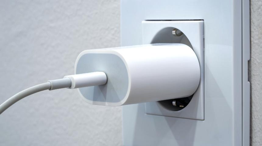 Apple'a milyonlarca dolarlık "iPhone'larda şarj cihazı" cezası! Olmadan satılmasını da yasakladılar