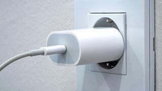 Apple'a milyonlarca dolarlık iPhone'larda şarj cihazı cezası! Olmadan satılmasını da yasakladılar