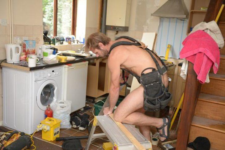 “Çıplak marangoz” olarak ünlenmişti! Polis karakoluna şeffaf tangasıyla gidince ortalık karıştı G2