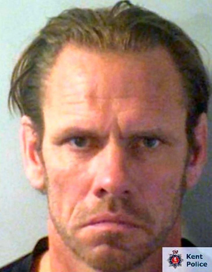 “Çıplak marangoz” olarak ünlenmişti! Polis karakoluna şeffaf tangasıyla gidince ortalık karıştı G4