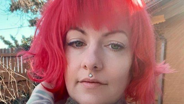 Piercing yaptırmak istediği yer şaşkına çevirdi! Ulu orta soyunup...