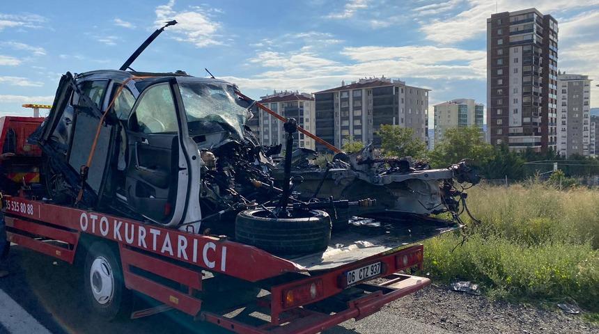 Başkentte trafik levhasına çarparak devrilen otomobilin sürücüsü öldü