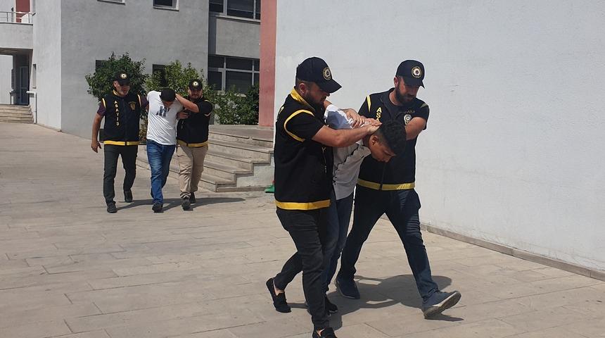 Adana'da üç kişinin cep telefonlarını çalan iki kapkaç zanlısı tutuklandı