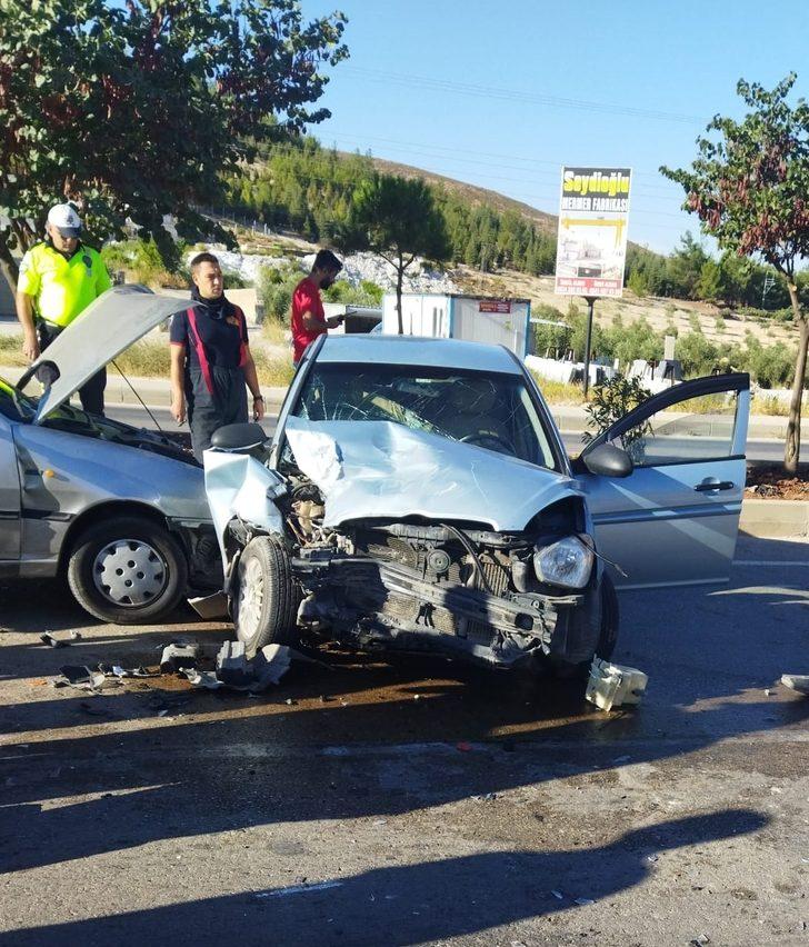 Kilis'te 3 aracın karıştığı kazada 8 kişi yaralandı G3