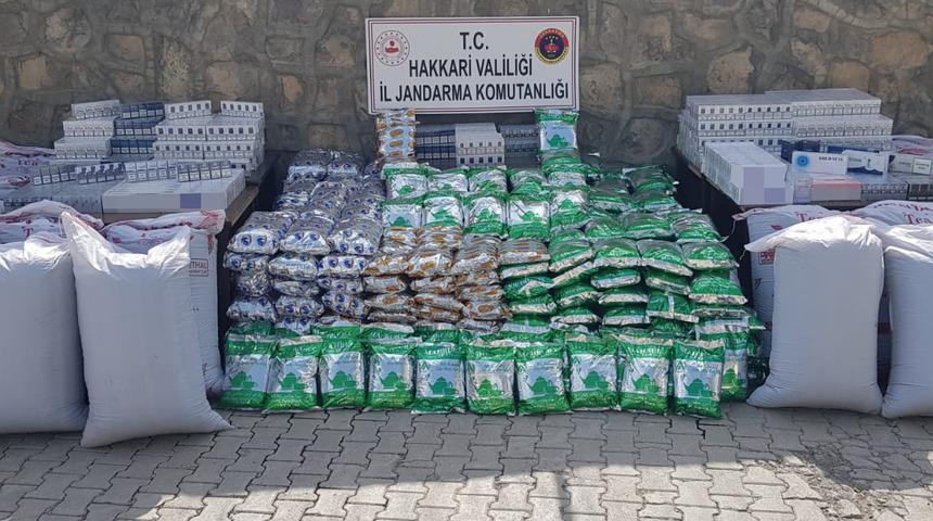 Hakkari'de gümrük kaçağı sigara ve çay ele geçirildi