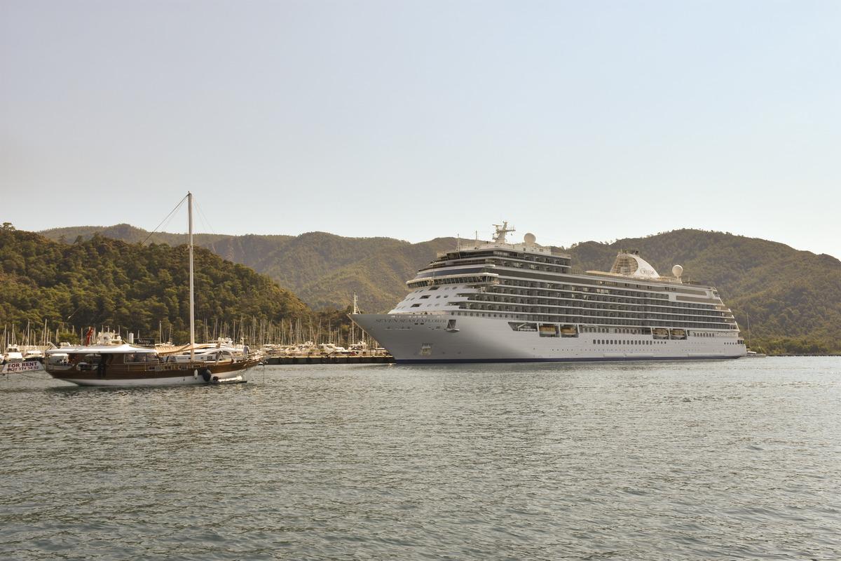 L&uuml;ks gemi "Seven Seas Explorer", 391 turistle Marmaris'e geldi
