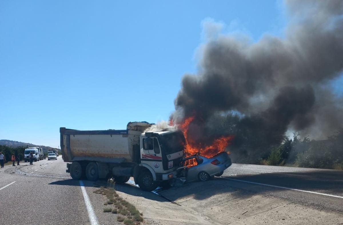 Adana'da kamyonla &ccedil;arpışıp alev alan &ccedil;alıntı otomobilin s&uuml;r&uuml;c&uuml;s&uuml; &ouml;ld&uuml;