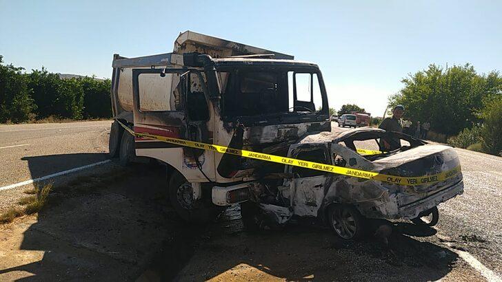 Adana'da kamyonla çarpışıp alev alan çalıntı otomobilin sürücüsü öldü G2