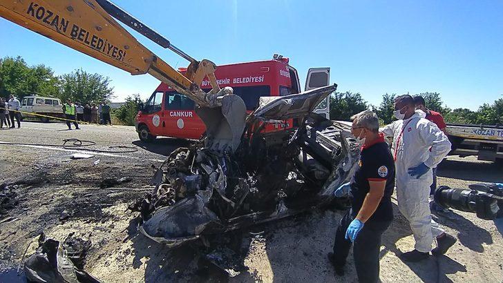 Adana'da kamyonla çarpışıp alev alan çalıntı otomobilin sürücüsü öldü G4