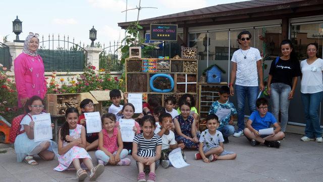 Öğrenciler canlıların yaşamını Böcek otelinde gözlemliyor