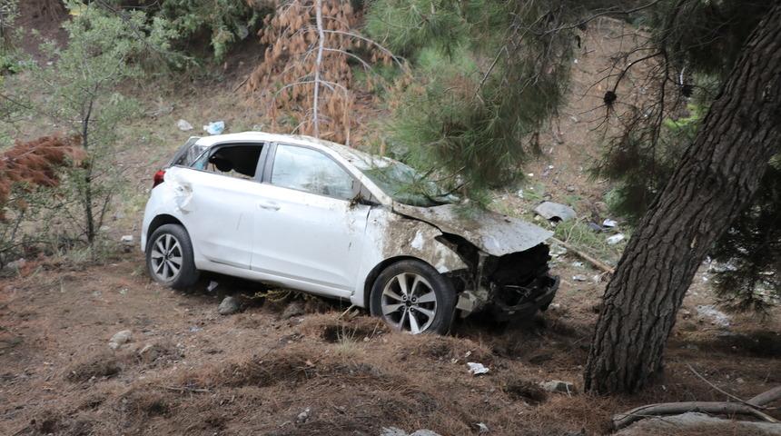 Denizli'de şarampole devrilen otomobildeki 6 kişi yaralandı