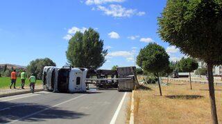 Sivas'ta damperi açılan tır EDS direğine çarparak devrildi
