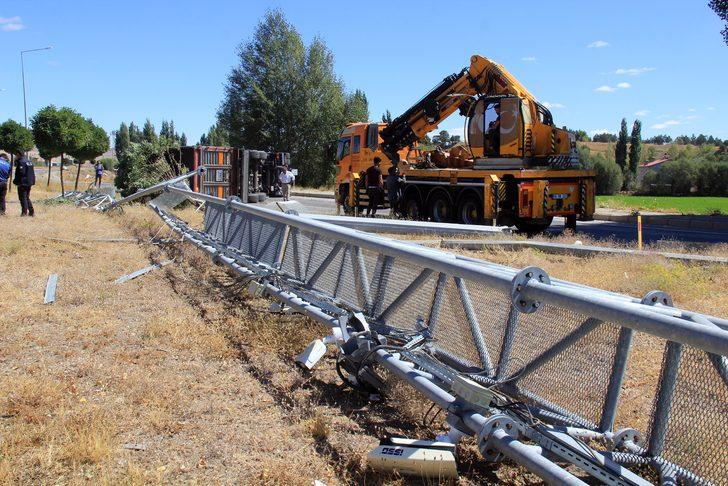 Sivas'ta damperi açılan tır EDS direğine çarparak devrildi G2