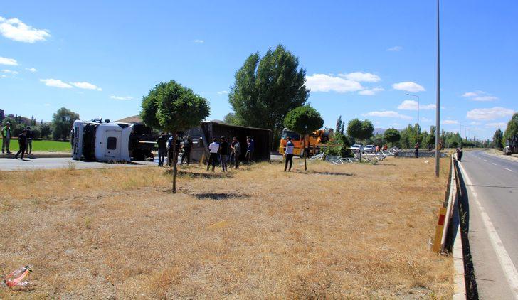 Sivas'ta damperi açılan tır EDS direğine çarparak devrildi G3