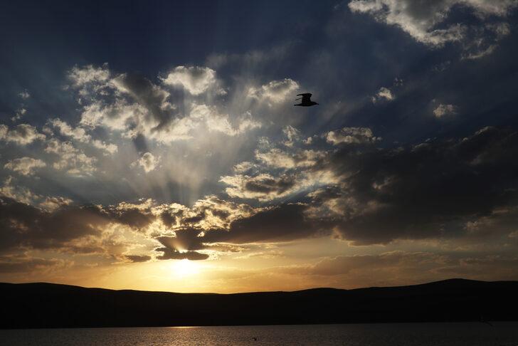 Balık Gölü'nde gün batımı kızıllığıyla suya yansıyor G3