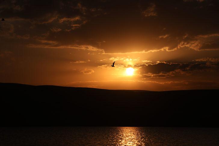 Balık Gölü'nde gün batımı kızıllığıyla suya yansıyor G5