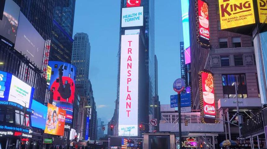 İş insanı Aslı Tarcan New York Times Square’de şanlı bayrağımızı dalgalandırdı