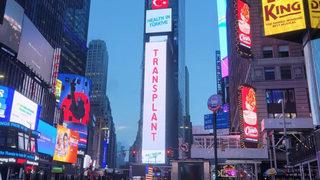 İş insanı Aslı Tarcan New York Times Square’de şanlı bayrağımızı dalgalandırdı