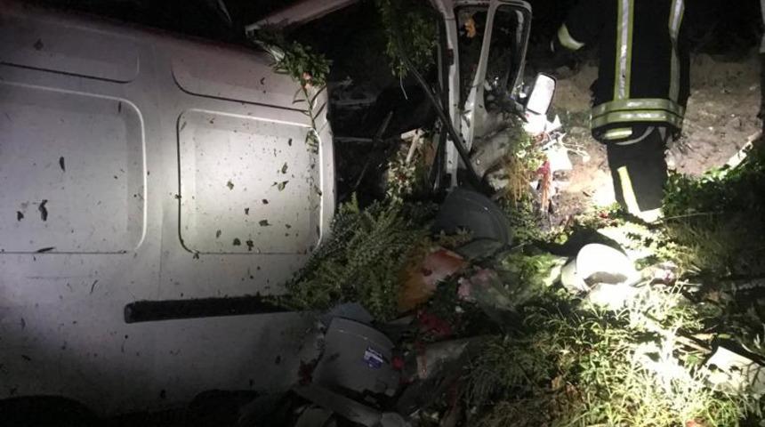 Denizli'de devrilen minibüsün sürücüsü öldü