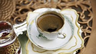 Migrenle ilgili efsaneler çürütüldü! Kahve içmek migreni tetikler mi? 