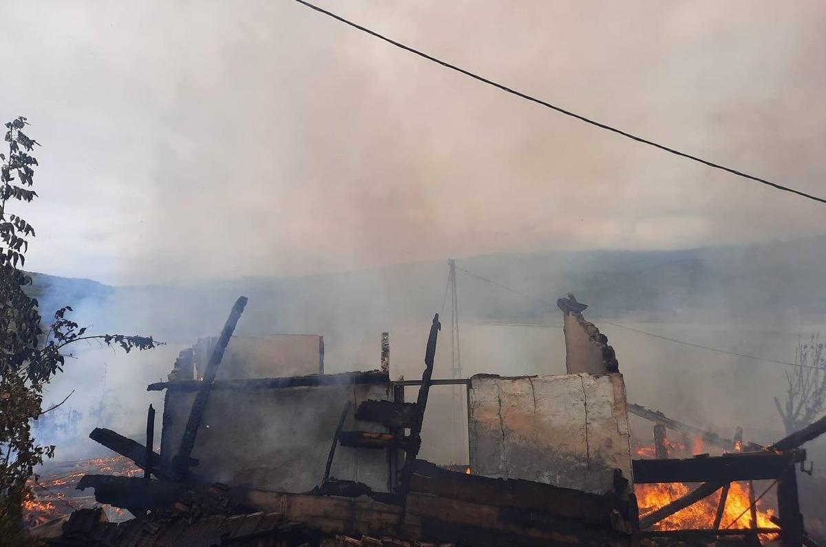 Sinop'ta k&ouml;yde &ccedil;ıkan yangında 5 ev kullanılamaz hale geldi