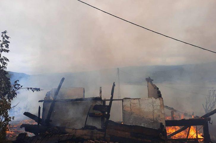 Sinop'ta köyde çıkan yangında 5 ev kullanılamaz hale geldi G1