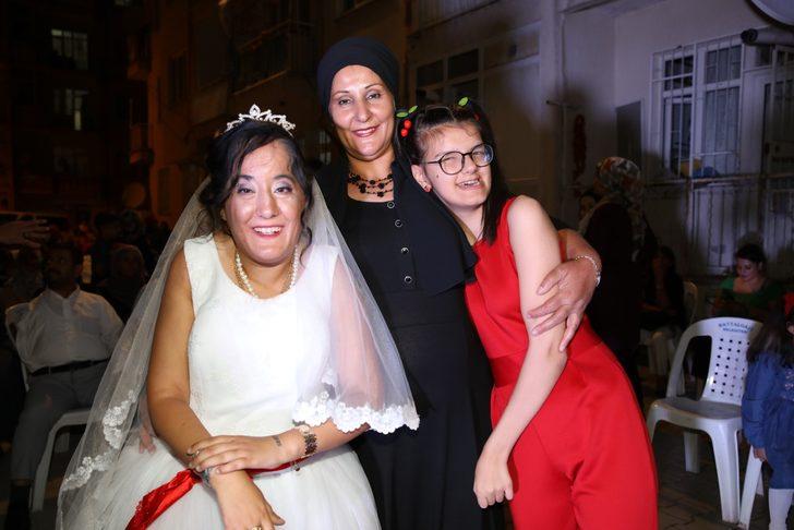 Malatya'da zihinsel engelli Dilek'in gelinlik giyme hayali gerçek oldu G5