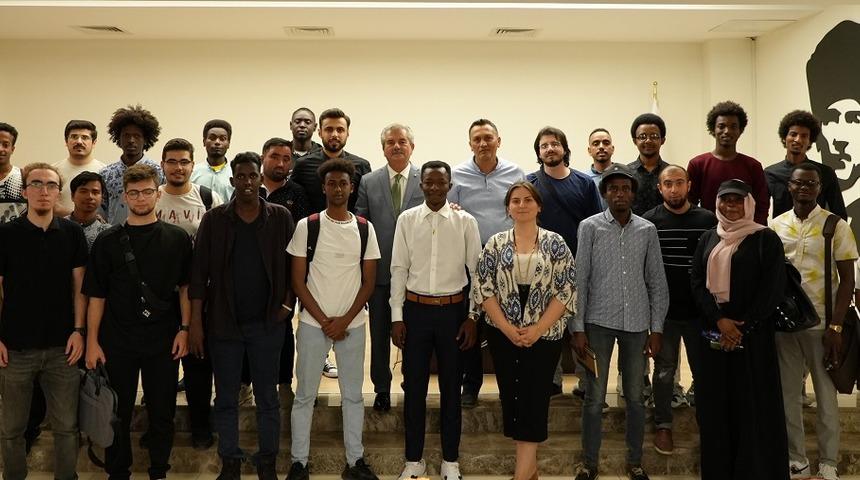 Karabük Üniversitesinin "dış ticaret elçileri" seminerlerle ihracat konusunda bilgilendiriliyor