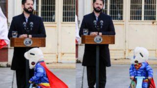 Şili Devlet Başkanı Gabriel Boric’e ‘Süpermen’ sürprizi! Kimseye aldırmadan etrafında dolaştı